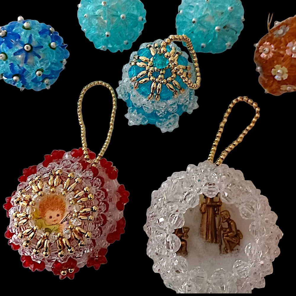 12 Vtg Acrylic Beaded Christmas Ornaments‎ Diorama With Figures Kitschy Pushpin